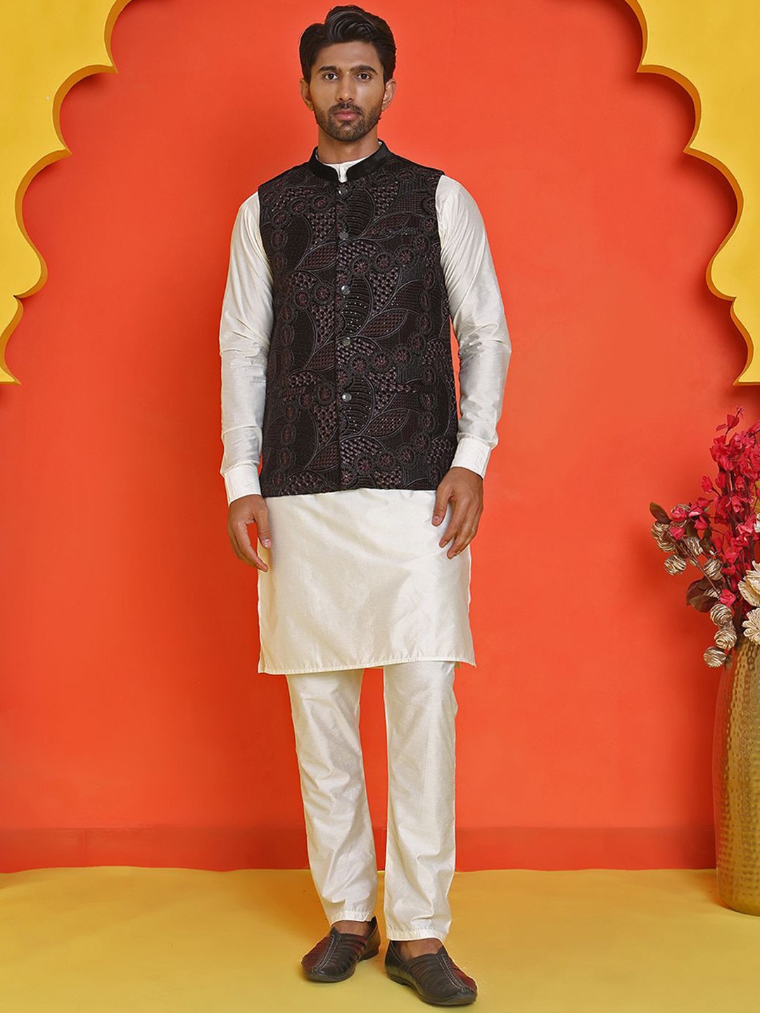 

Jompers Men Floral Embroidered Regular Chikankari Velvet Kurta with Pyjamas, Black