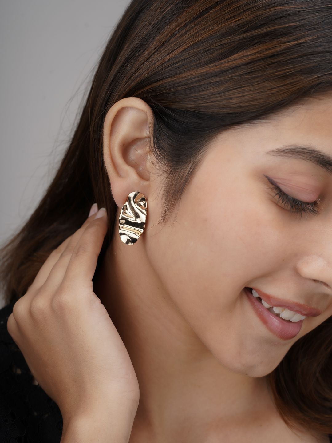 

AARSEE OFFICIAL Anti-Tarnish 22KT Gold Plated Oval Ripple Earrings
