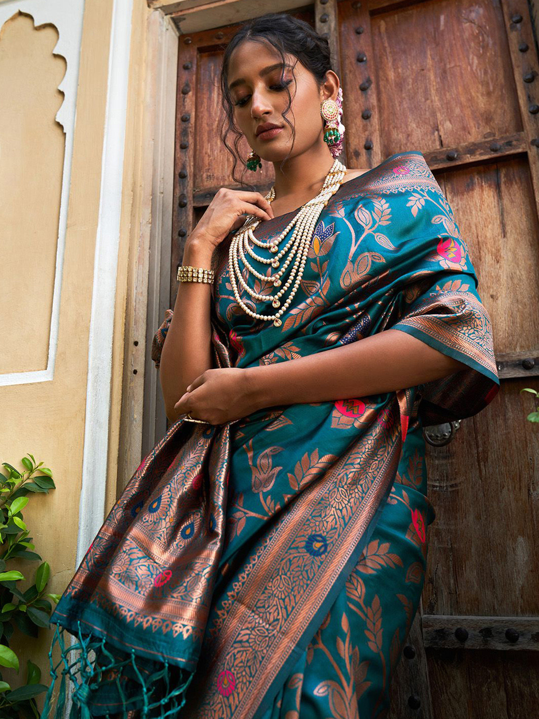 

Janasya Teal Green Banarasi Silk Woven Dual Tone Floral Saree with Unstitched Blouse Piece