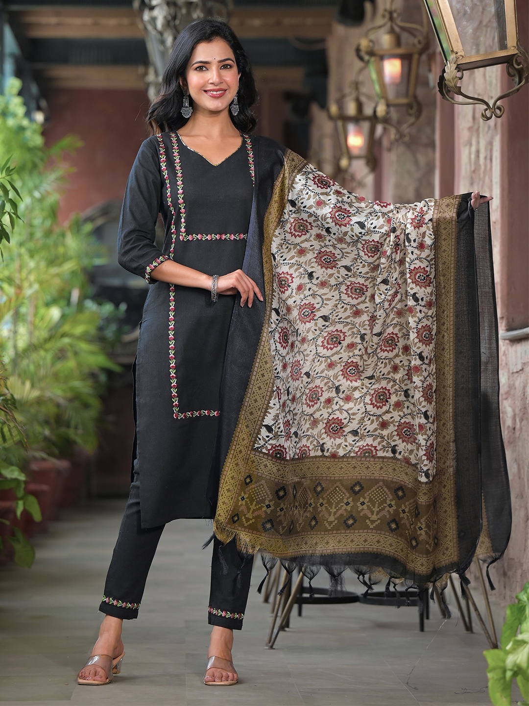 

The Hope Women Floral Embroidered Regular Thread Work Pure Cotton Kurta with Trousers & With Dupatta, Black