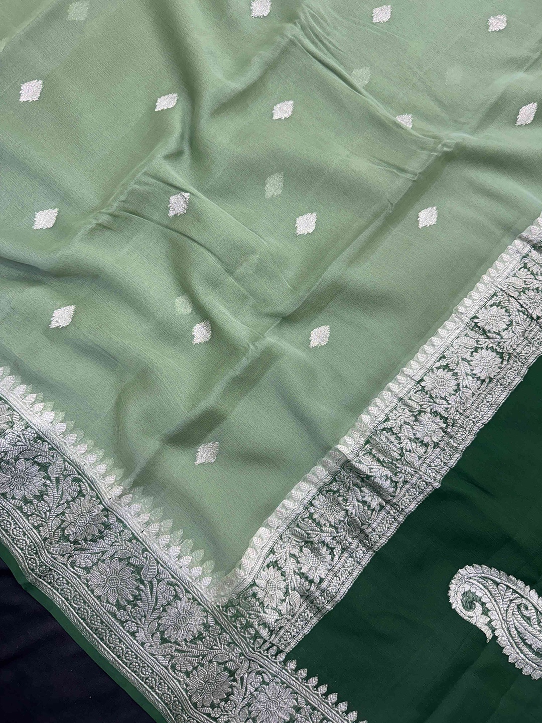 

SANJAR CREATION Woven Design Zari Pure Chiffon Khadi Saree, Green