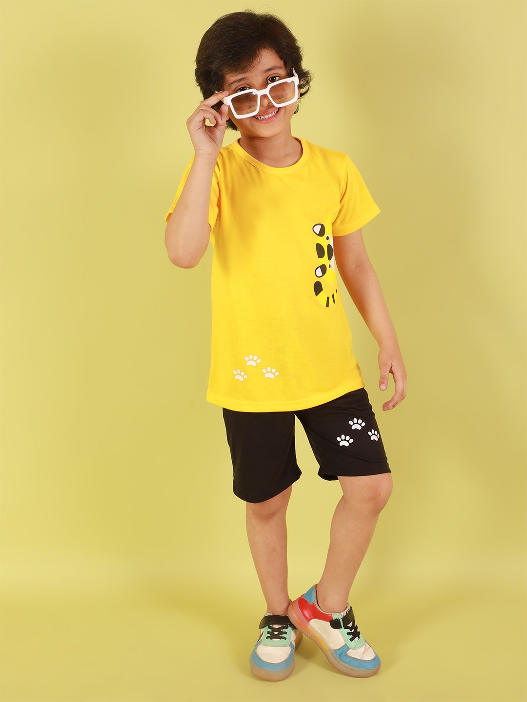 

MAYNEISHA Unisex Kids Printed T-shirt with Shorts, Yellow