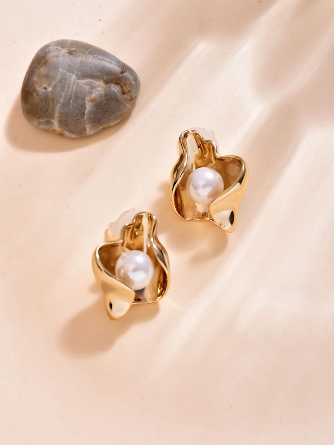 

Reenisaa Quirky Studs Earrings, Gold