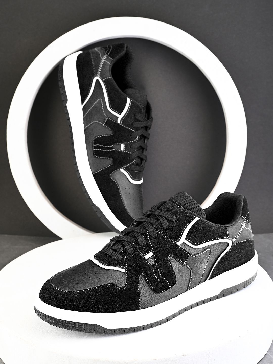 

The Roadster Lifestyle Co Men Colourblocked Casual Sneakers, Black