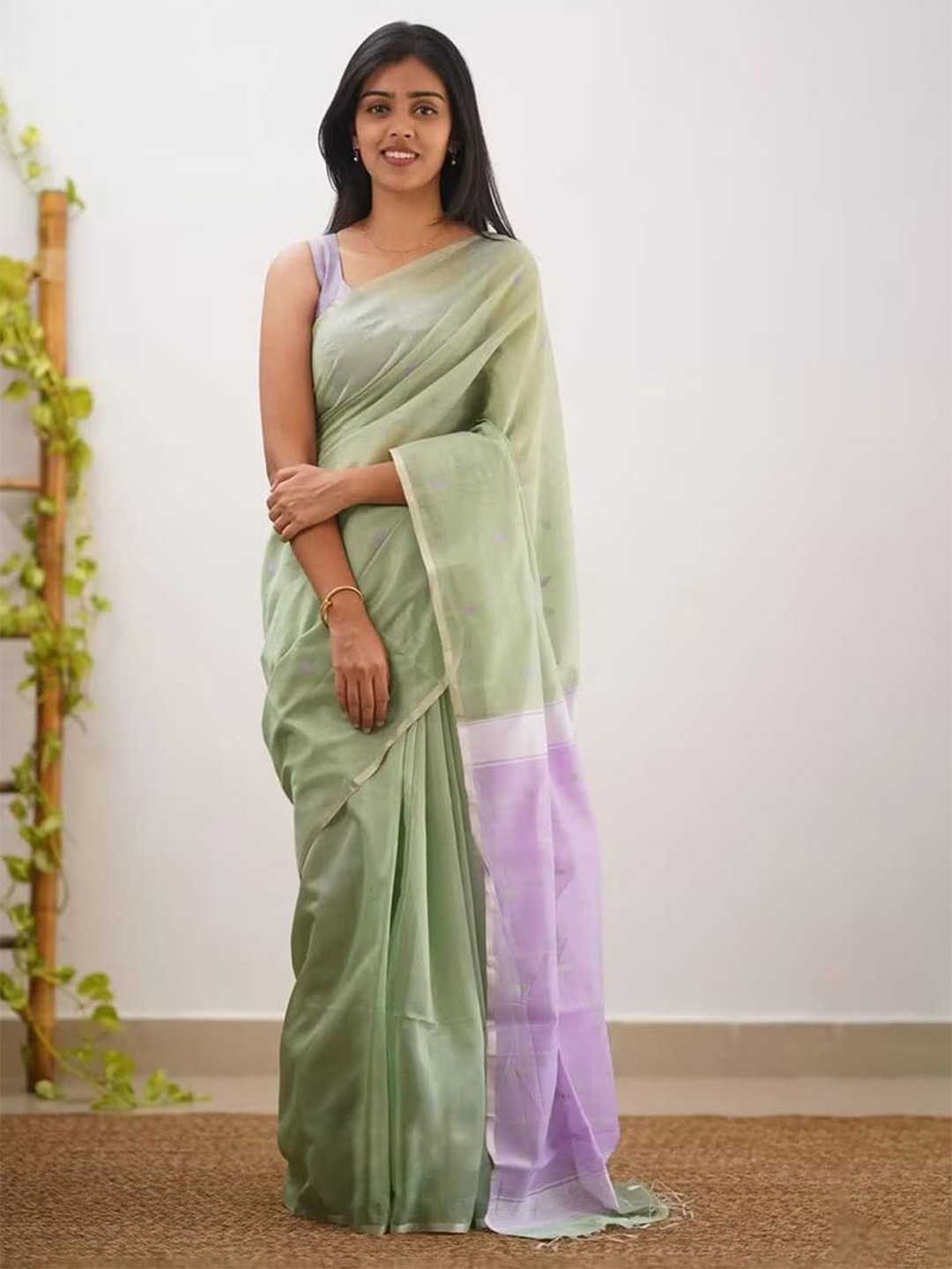 

APNISHA Zari Chanderi Saree With Blouse Piece, Green