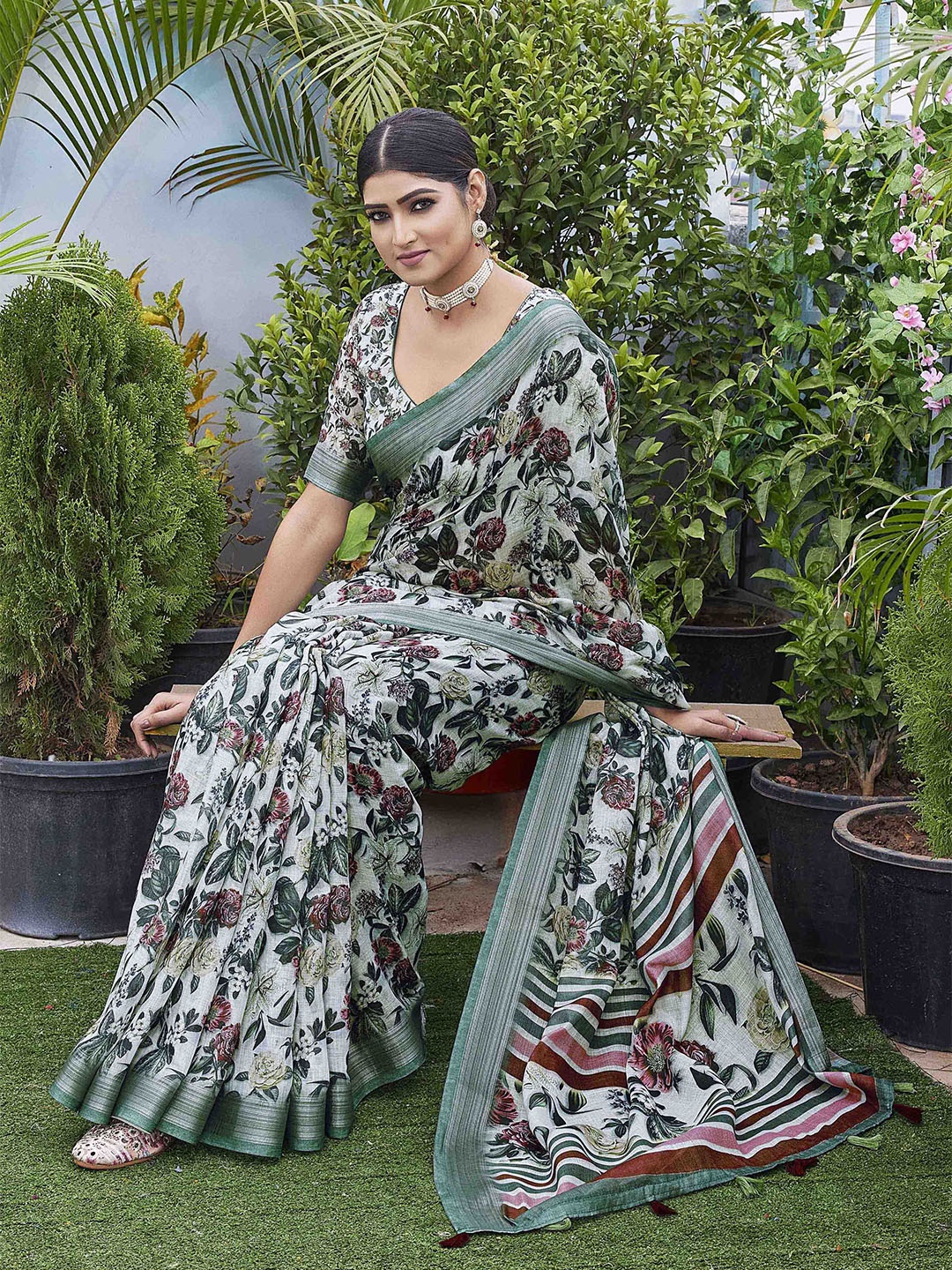 

Sangria Printed Saree With Blouse, Green