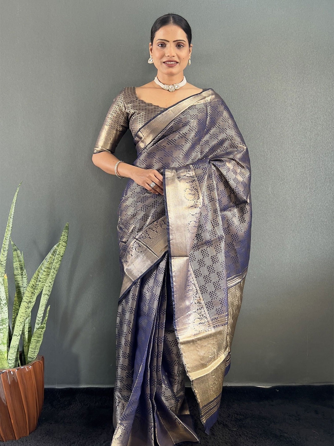 

APNISHA Woven Design Zari Saree With Unstitched Blouse Piece, Navy blue