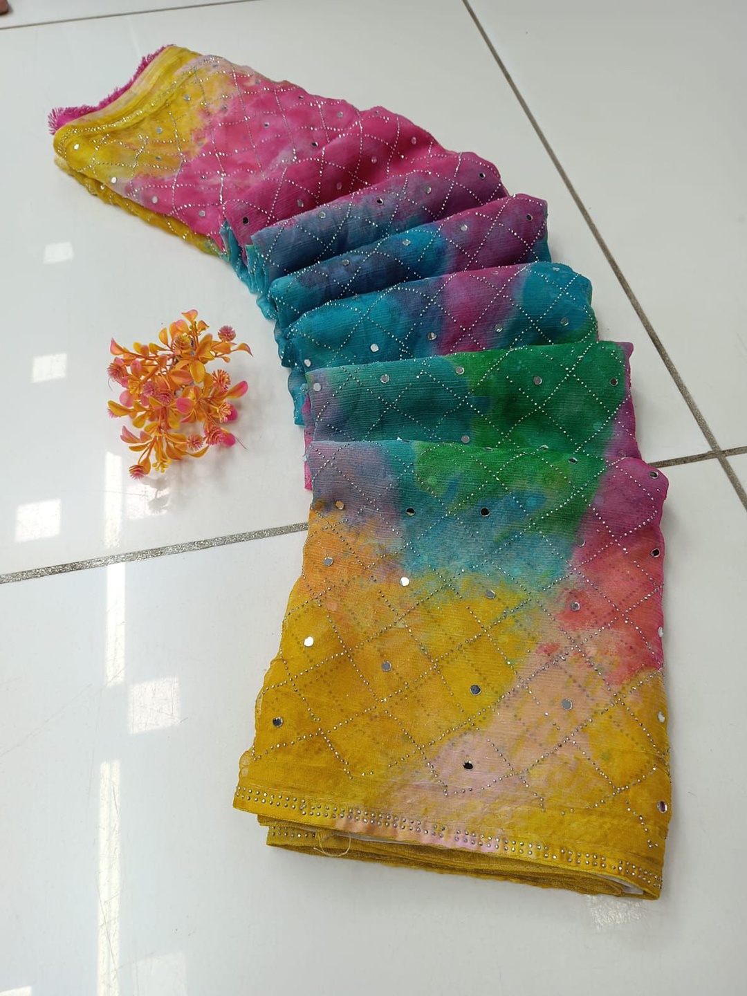 

MANSUBHA Tie and Dye Printed Mirror Work Banarasi Saree, Yellow