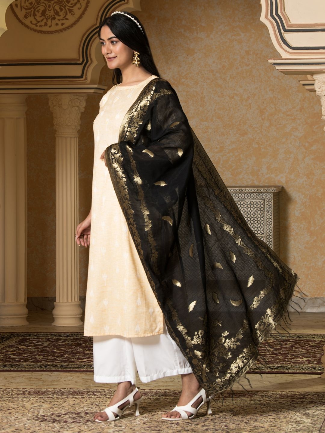 

SAHASIKA Floral Woven Design Dupatta With Zari, Black