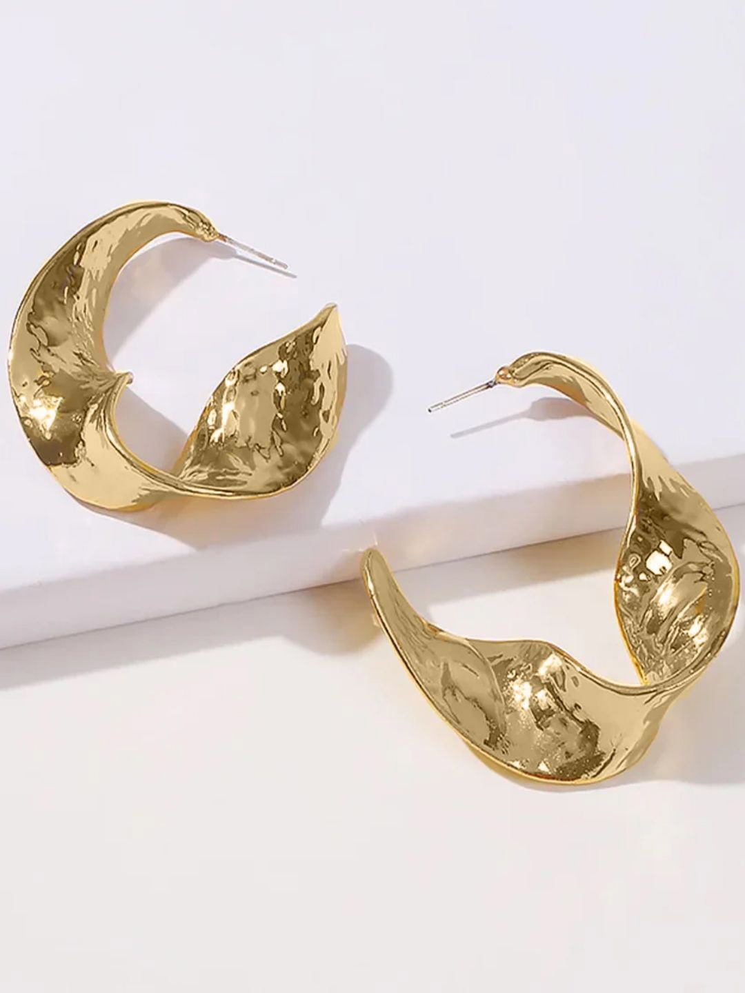 

DressBerry Gold-Plated Textured Geometric Hoop Earrings