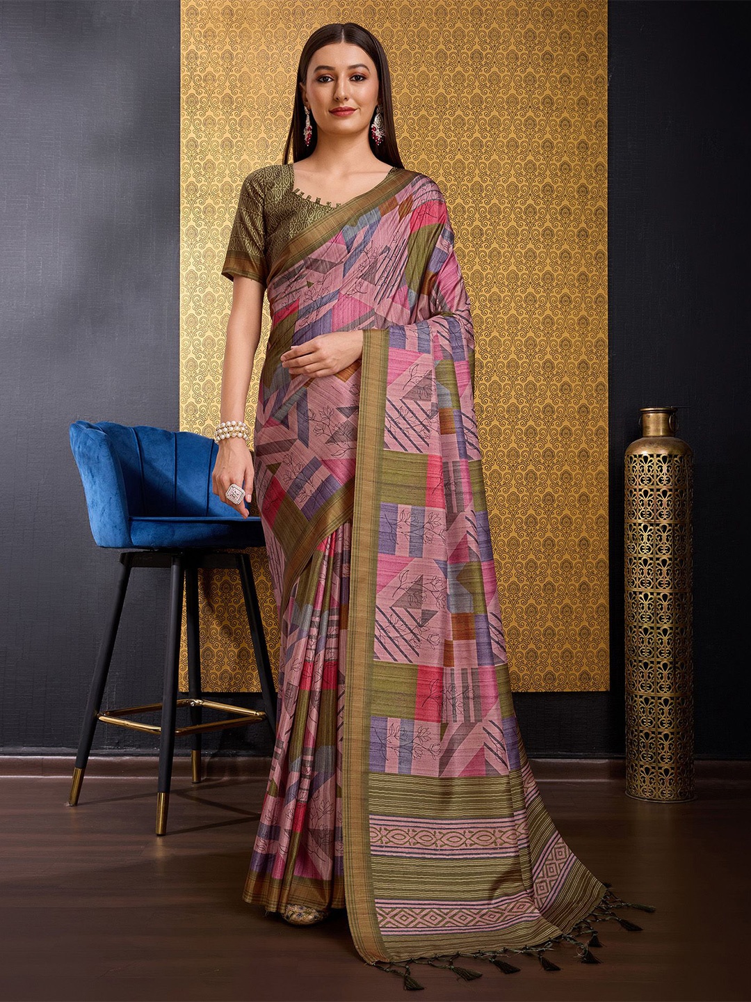 

DIVASTRI Floral Printed Banarasi Saree, Pink