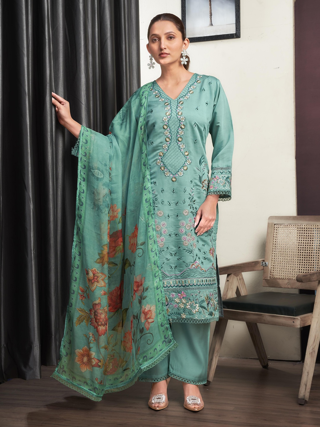 

RAGHVENDRA TEXTILES Floral Embroidered V-Neck Kurta & Trousers With Dupatta, Blue
