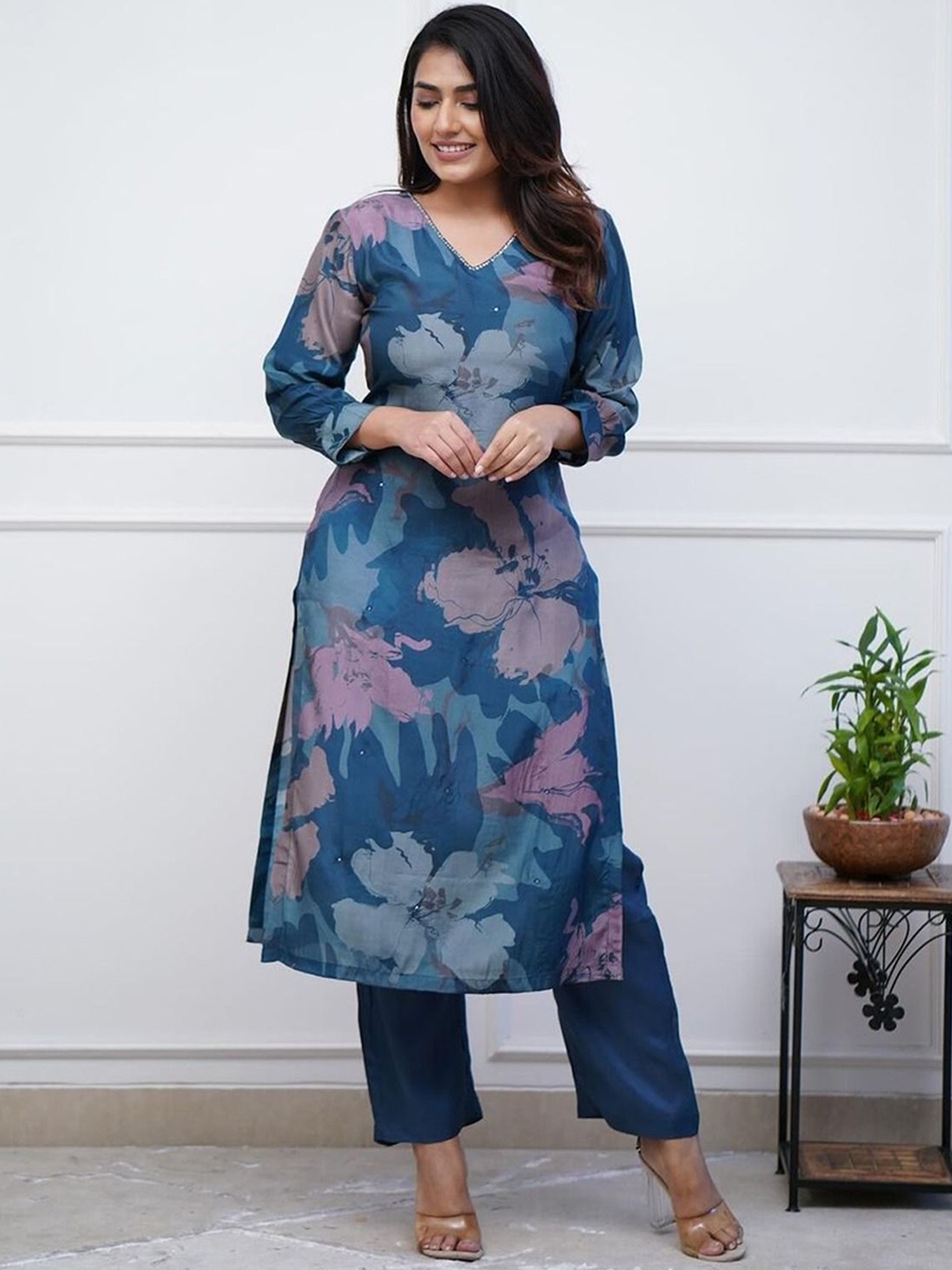 

KALINI Women Floral Printed Regular Kurta with Trousers, Turquoise blue