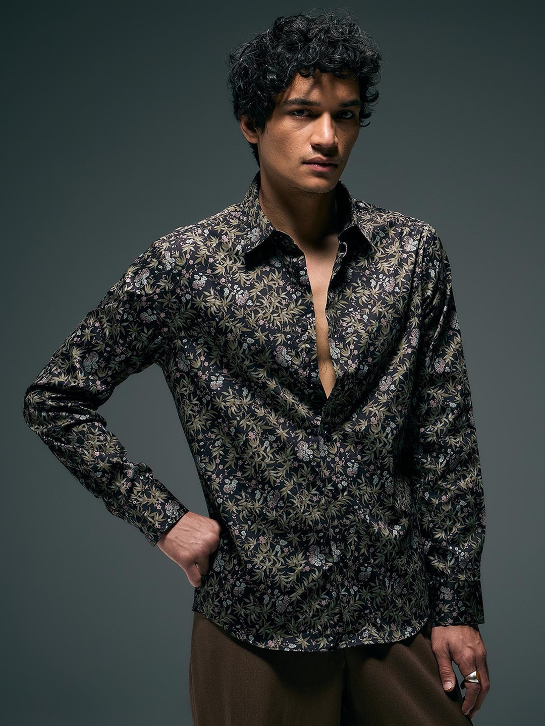 

Flying Machine Men Slim Fit Floral Opaque Printed Casual Shirt, Black