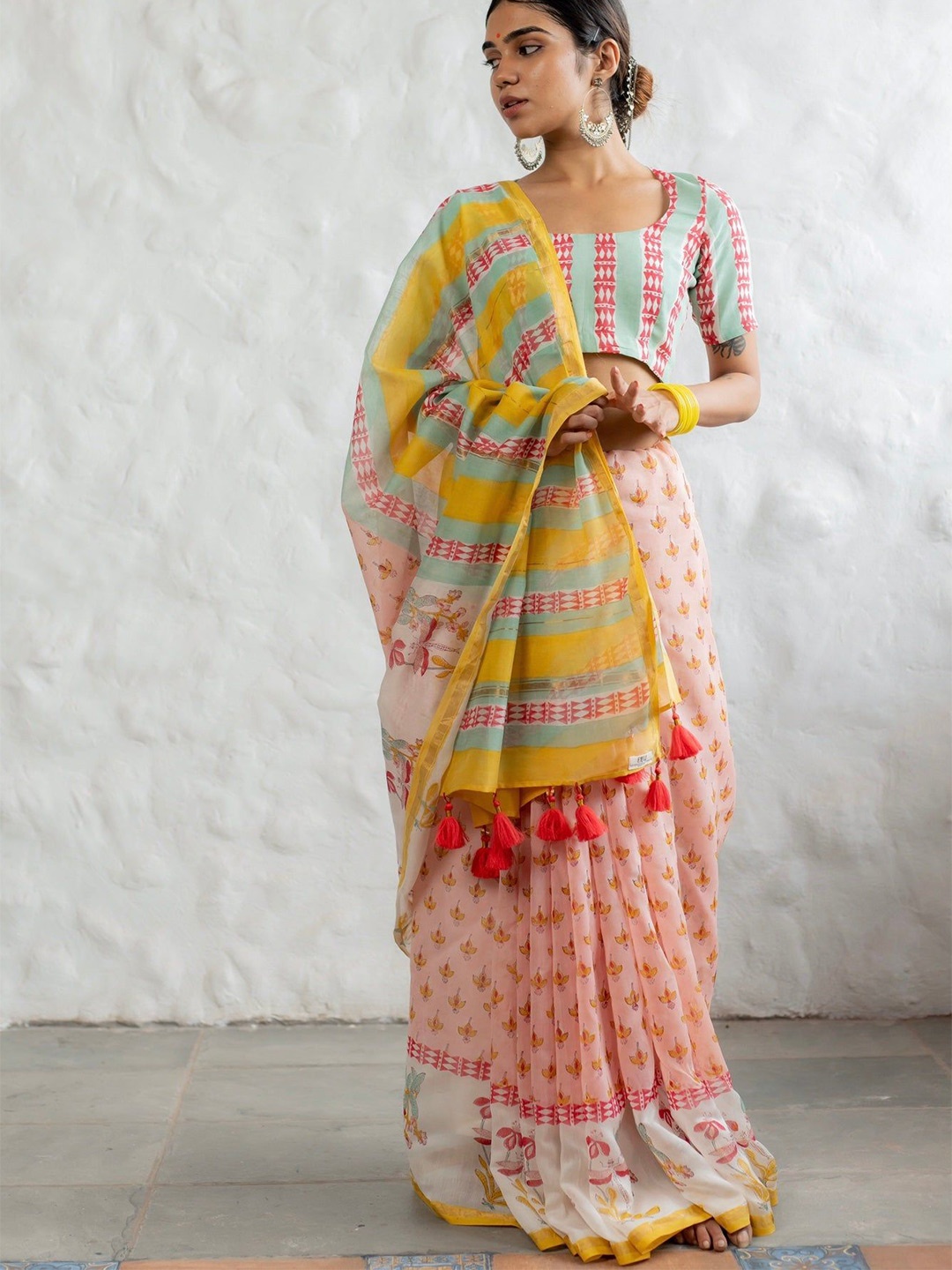 

AWRIYA Batik Printed Zari Chanderi Saree, Pink