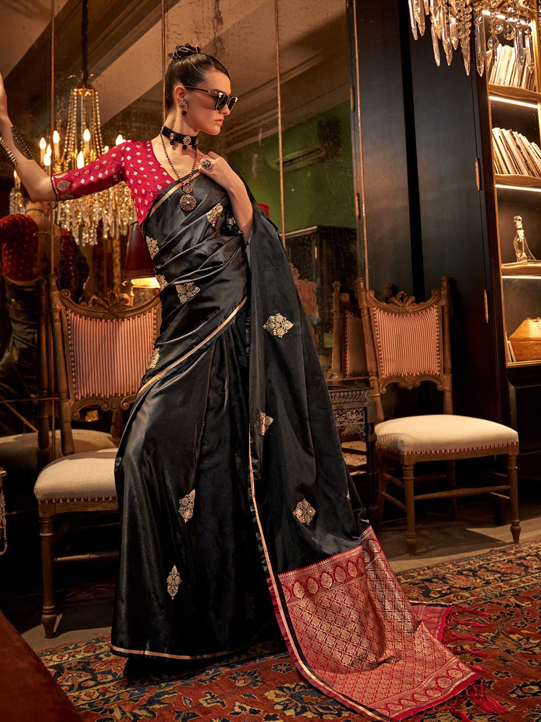 

Vardha Woven Design Printed Zari Saree, Black