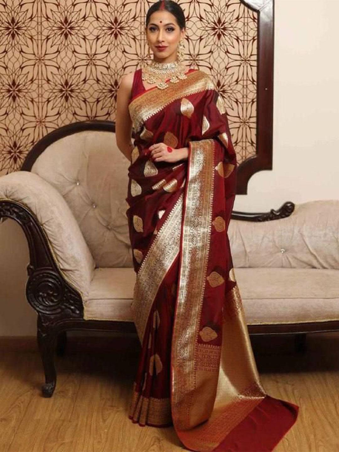 

APNISHA Woven Design Zari Pure Silk Saree, Maroon