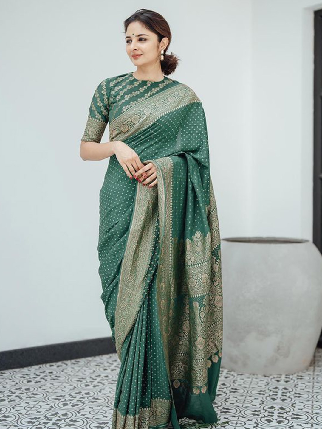 

Moda Rapido Woven Design Saree With Blouse Piece, Green