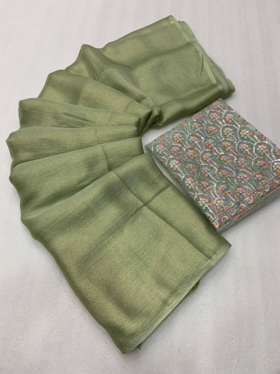 

AWRIYA Zari Pure Chiffon Saree, Green