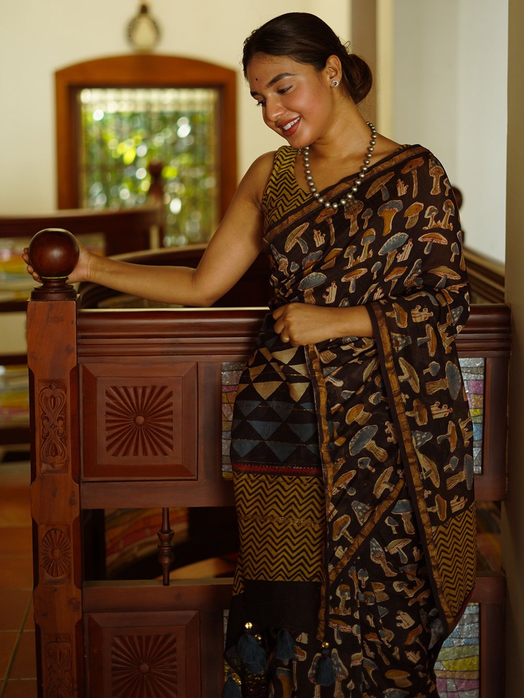 

AWRIYA Ethnic Motifs Printed Bandhani Saree, Black