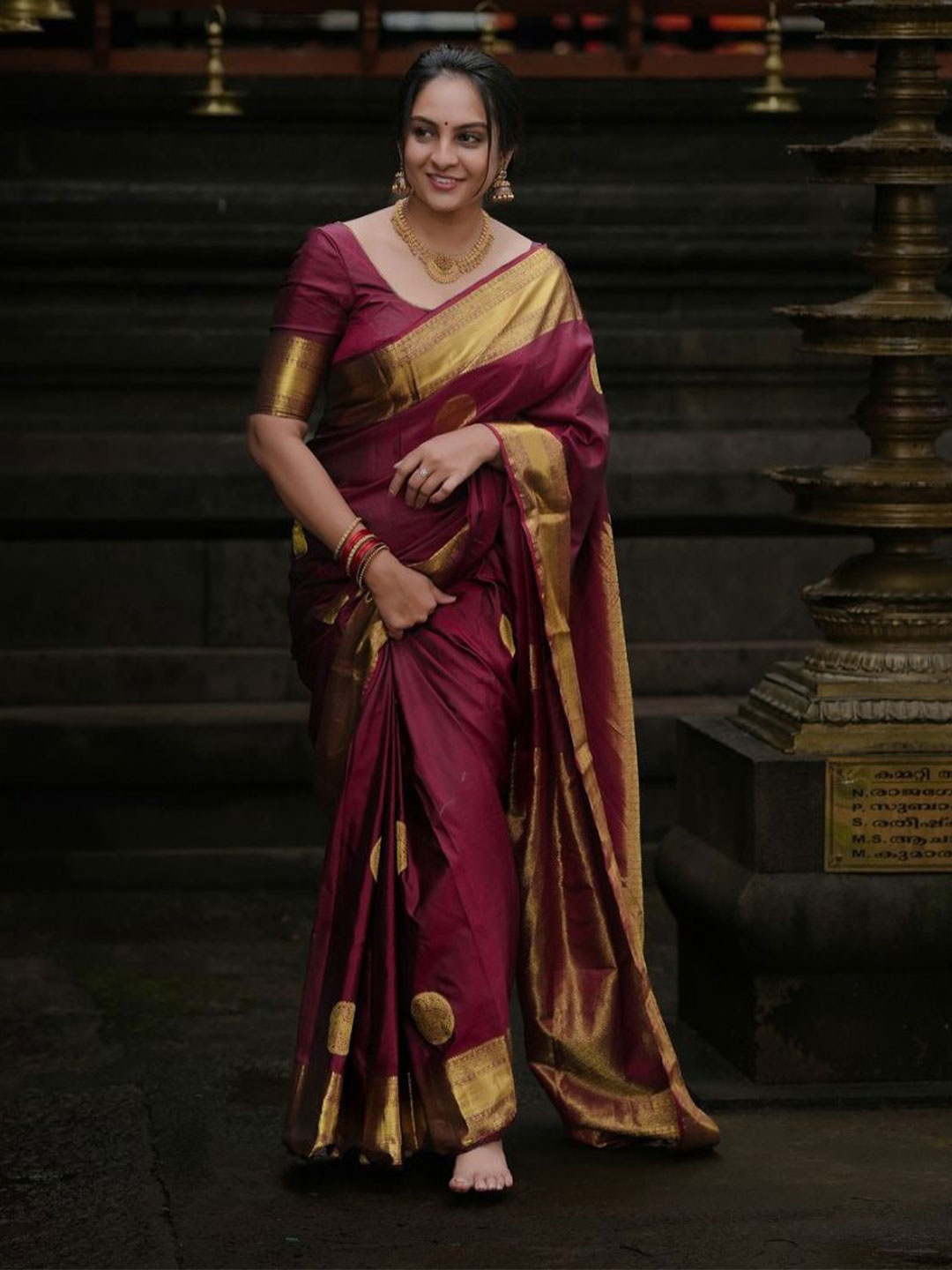 

APNISHA Woven Design Zari Silk Banarasi Saree With Unstitched Blouse Piece, Maroon