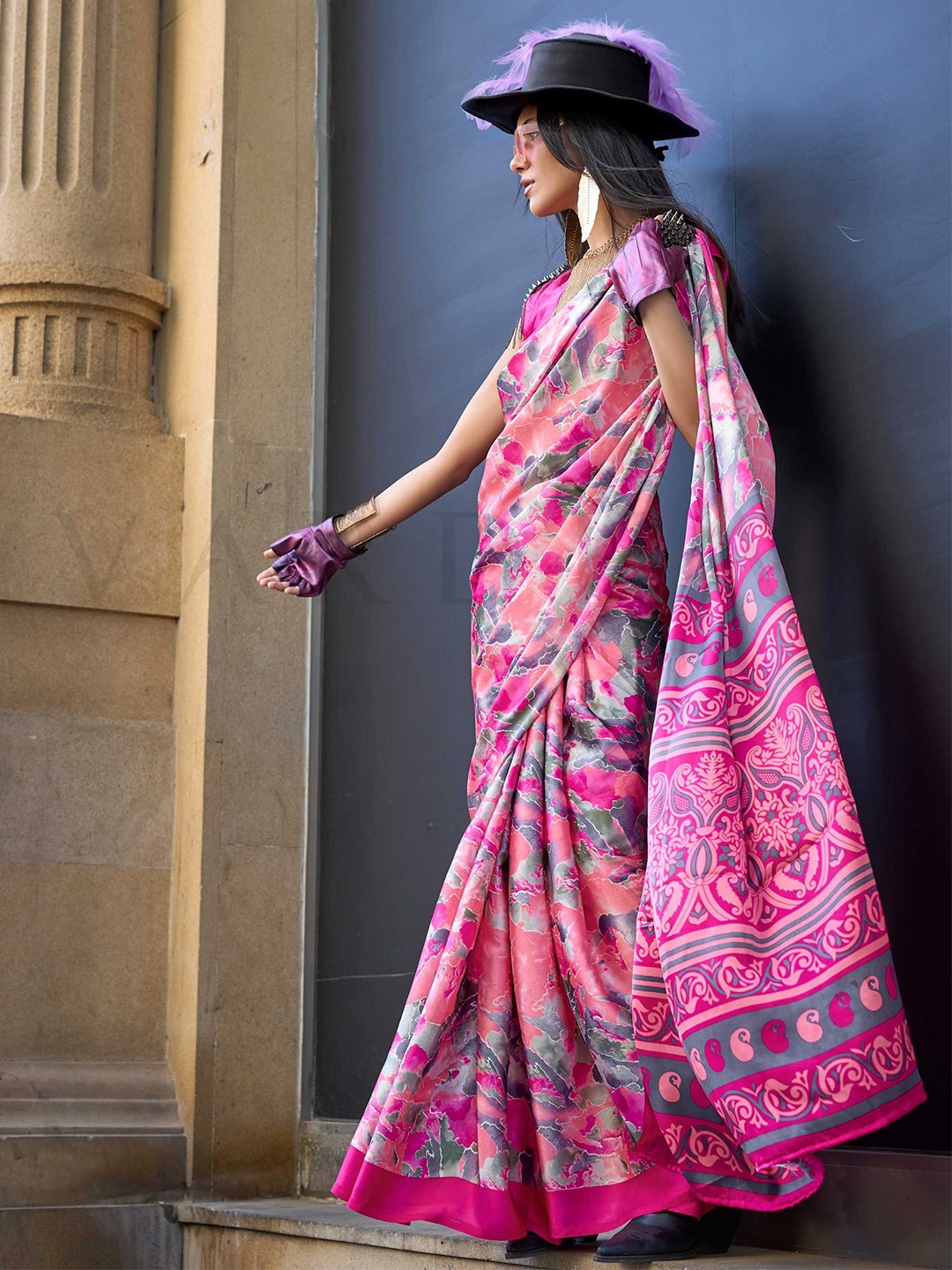 

Vardha Printed Saree with Blouse Piece, Pink