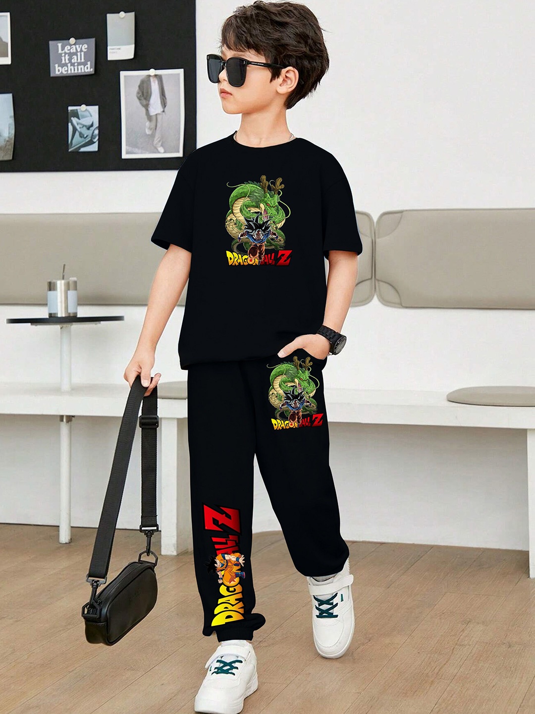 

LOCAVESTIR Boys Printed T-shirt And Joggers, Black
