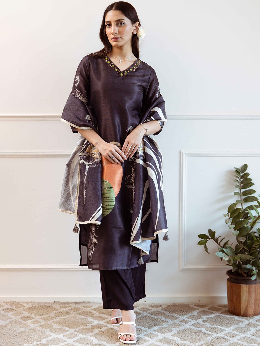 

DIVASTRI Floral Printed Sequinned Tissue Silk Straight Kurta with Trousers & Dupatta, Black