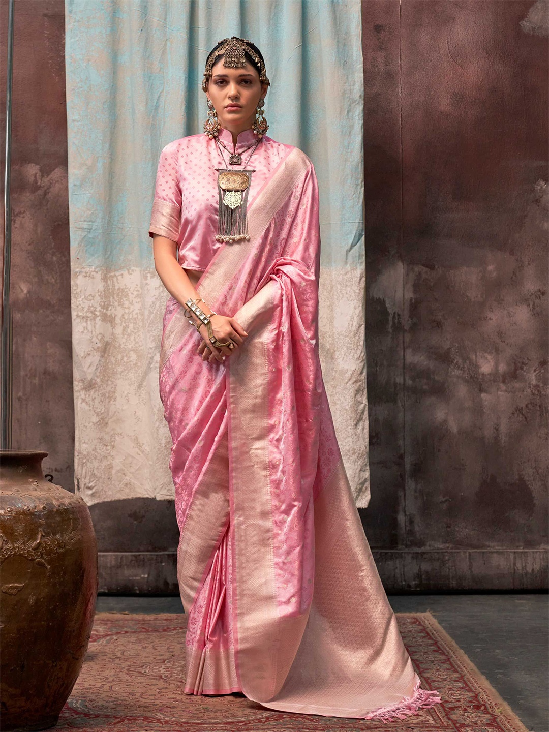 

Vardha Floral Woven Design Zari Banarasi Saree, Pink
