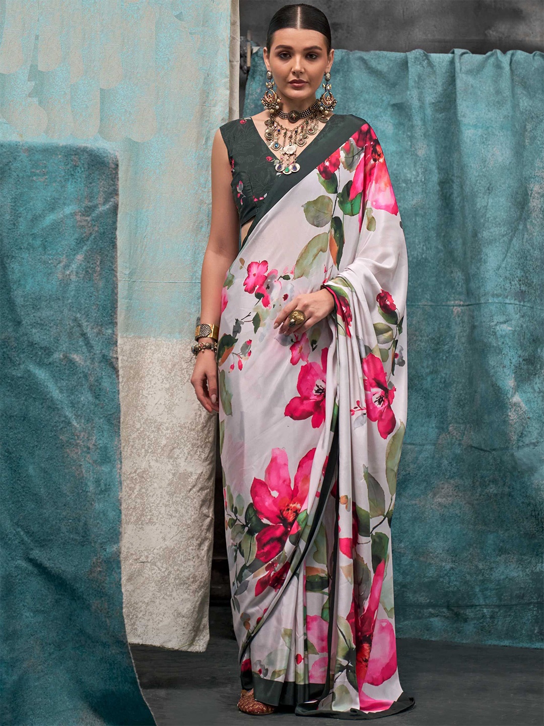 

Vardha Floral Printed Saree, White