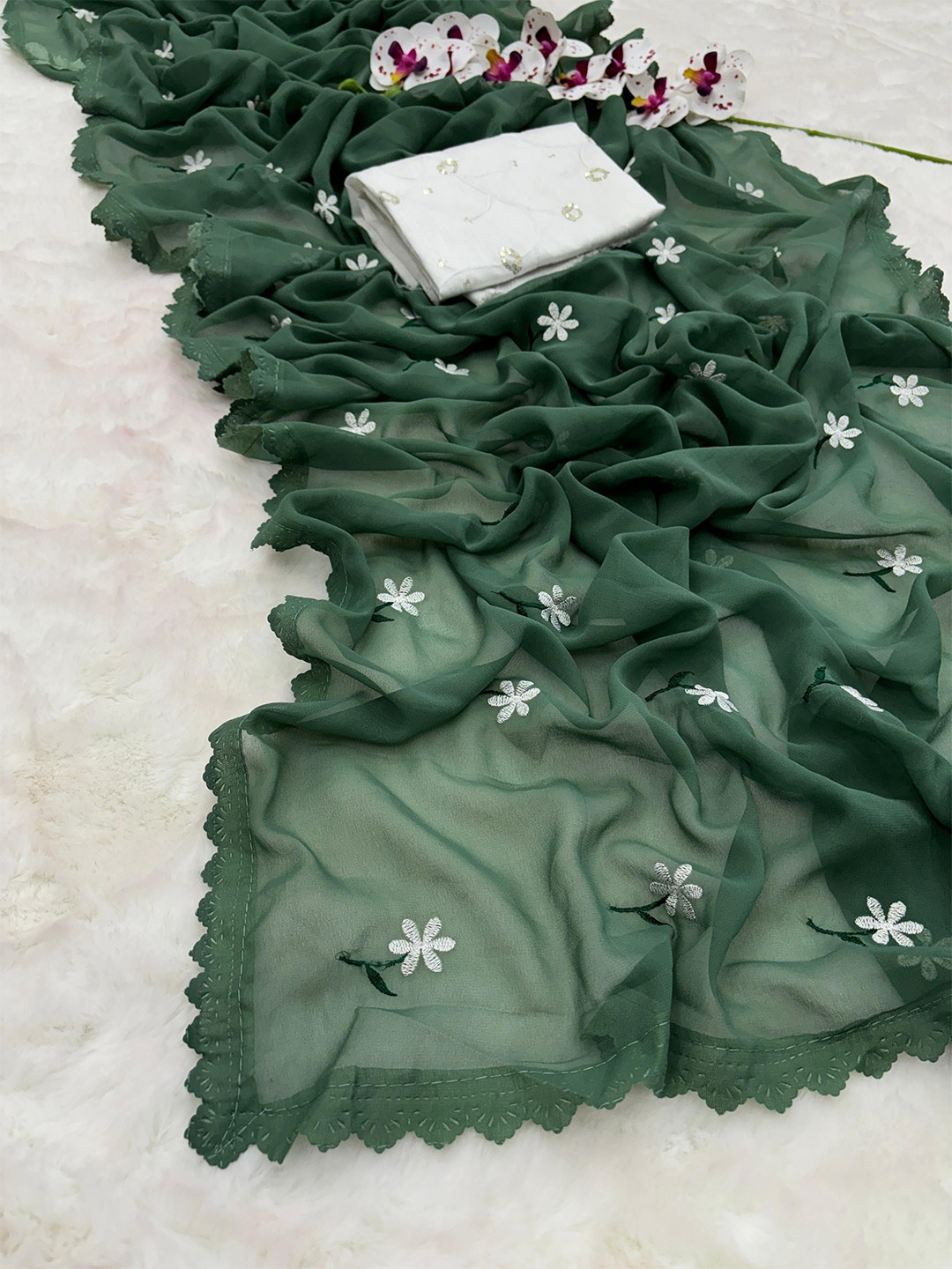 

AWRIYA Floral Embroidered Saree, Green