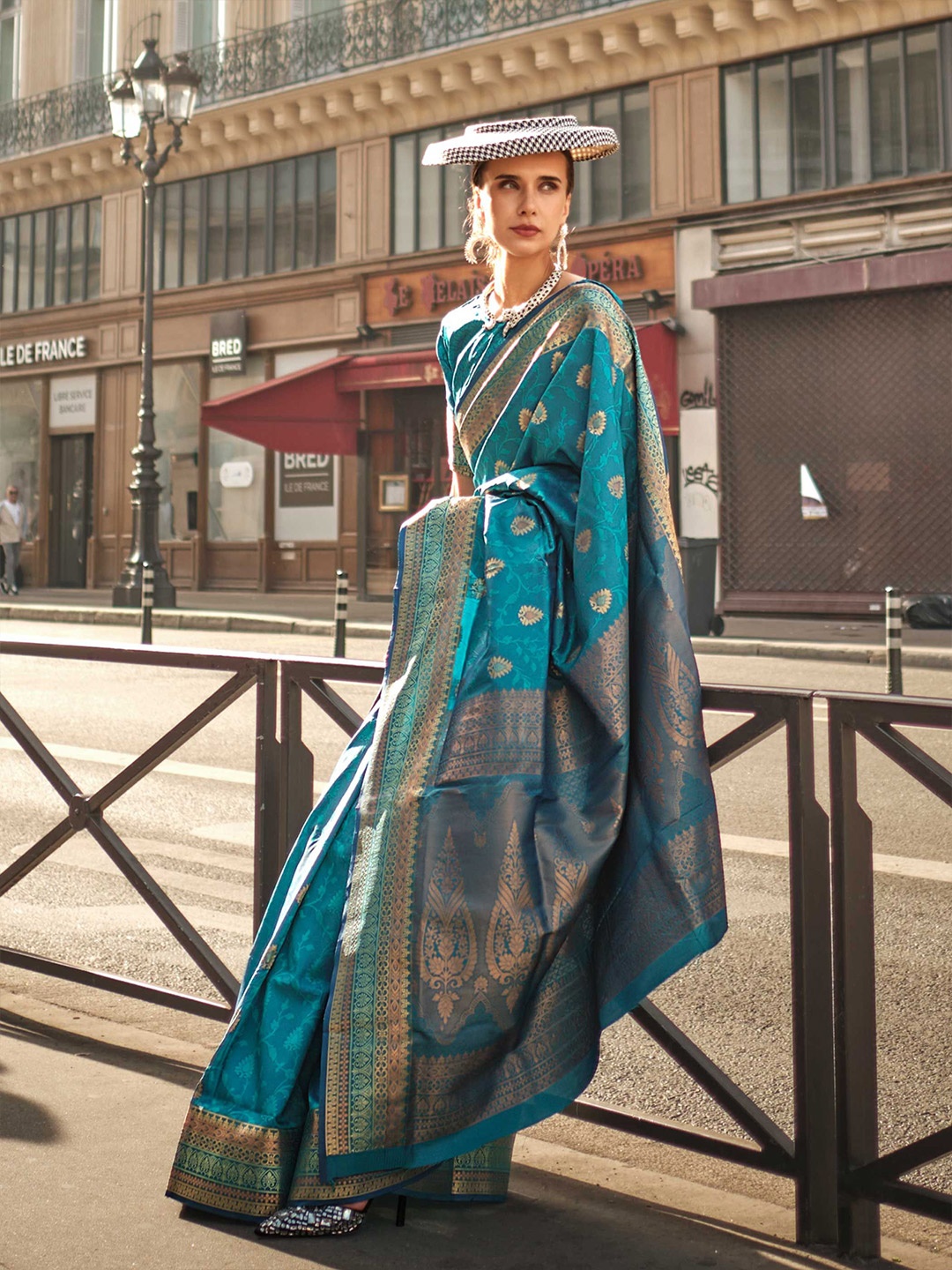 

Vardha Woven Design Zari Banarasi Saree, Turquoise blue