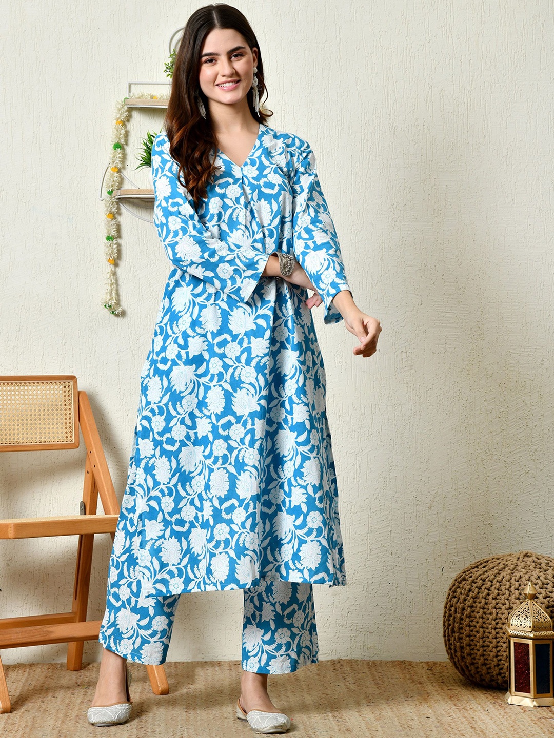 

Bhuja Women Floral Printed Regular Pure Cotton Kurta with Trousers, Blue