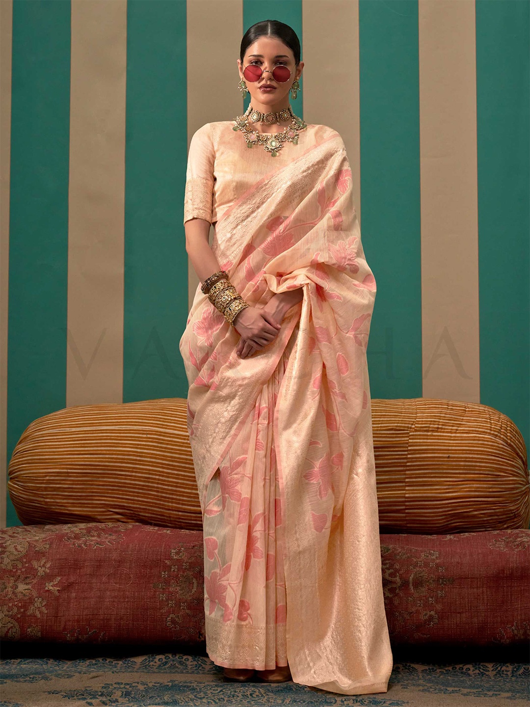

Vardha Floral Woven Design Saree, Peach