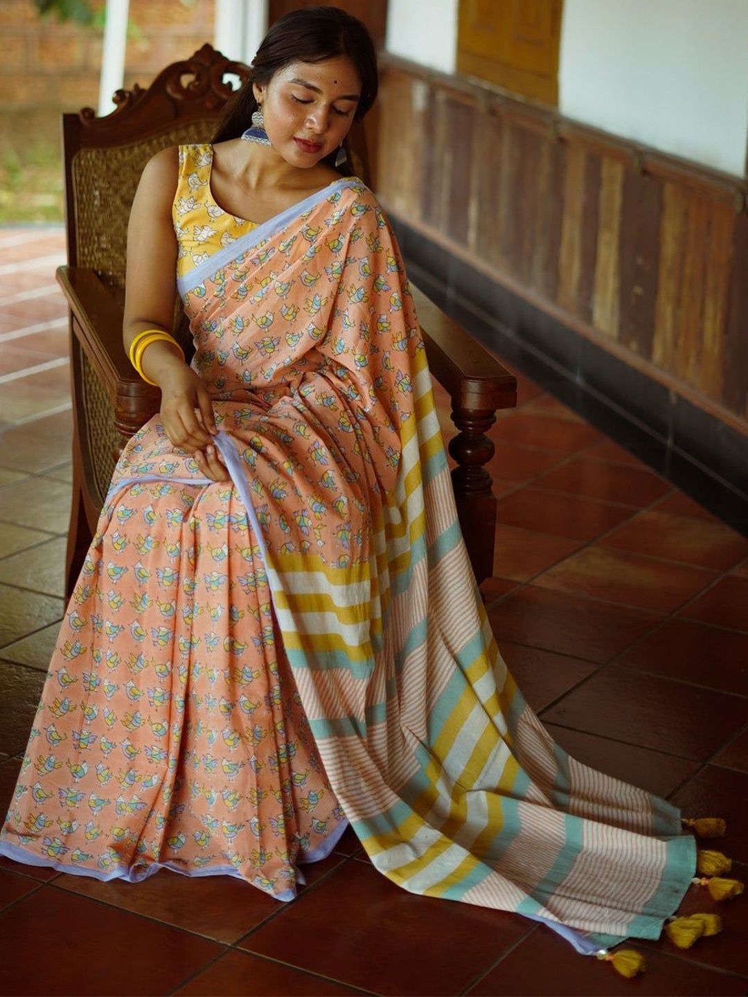 

AWRIYA Woven Design Saree With Saree Piece, Peach