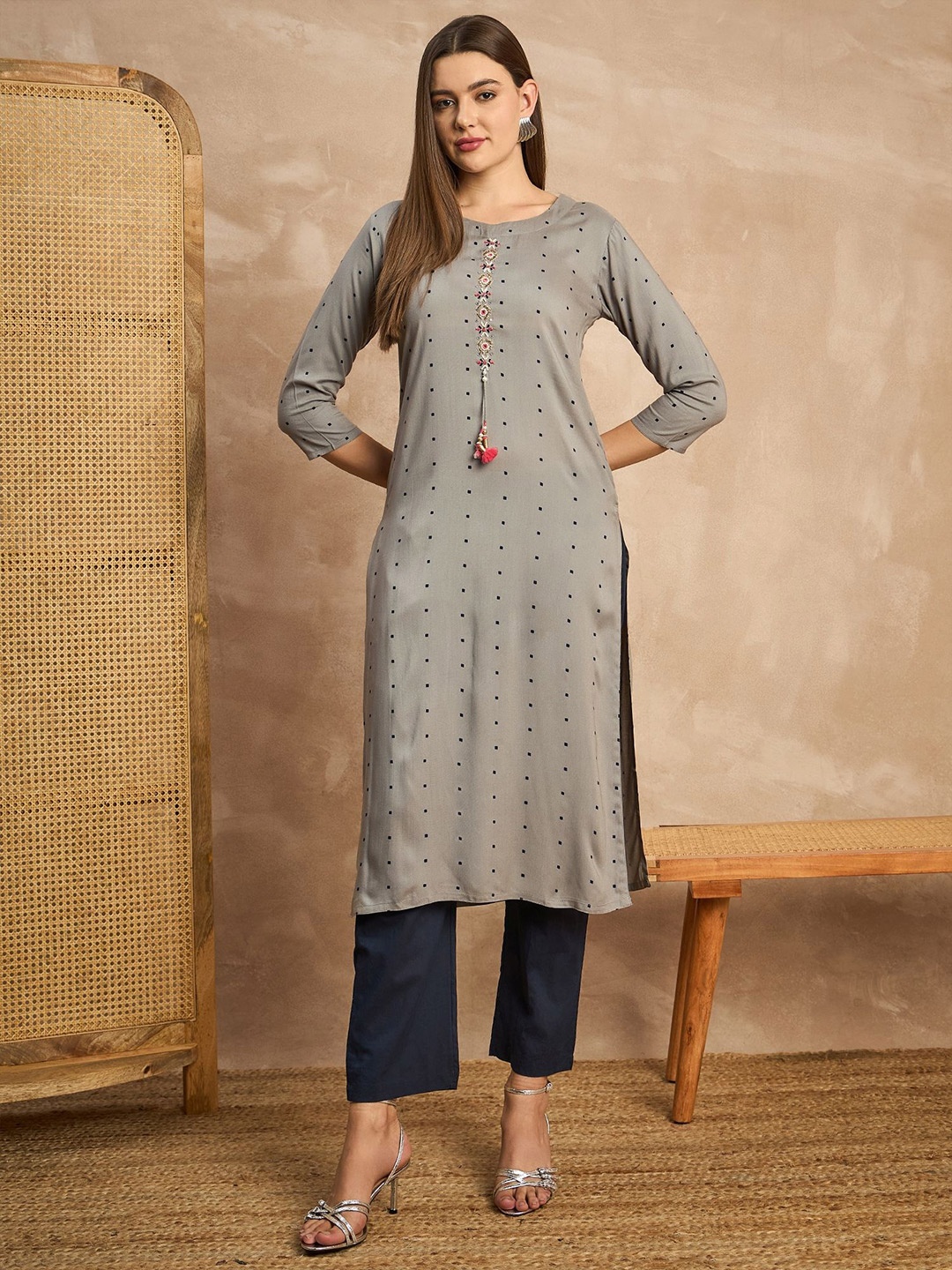 

CHETI Women Printed Round Neck Three-Quarter Sleeves Straight Kurta, Grey