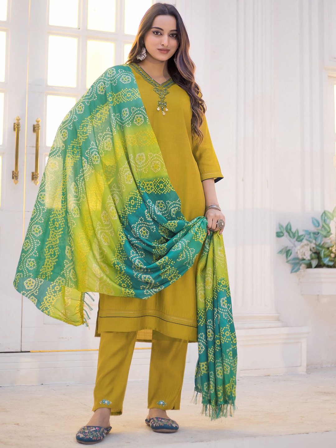 

MITTOO Floral Embroidered Staight Kurta With Trousers & Dupatta, Yellow