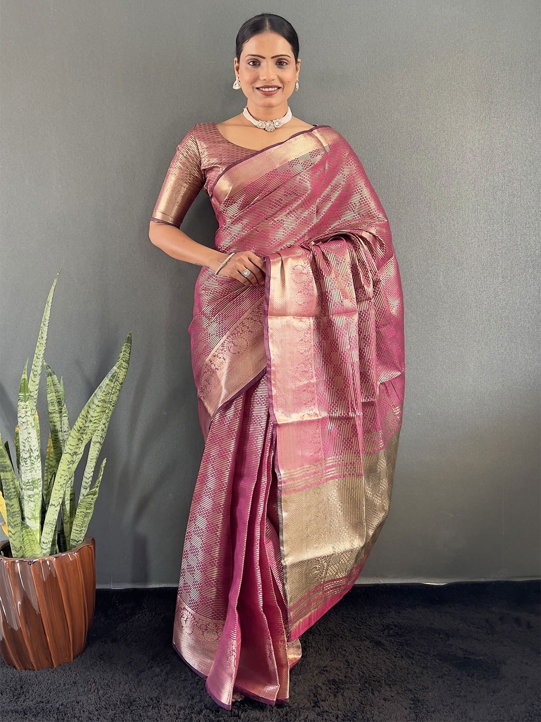 

APNISHA Woven Design Zari Tissue Saree, Pink