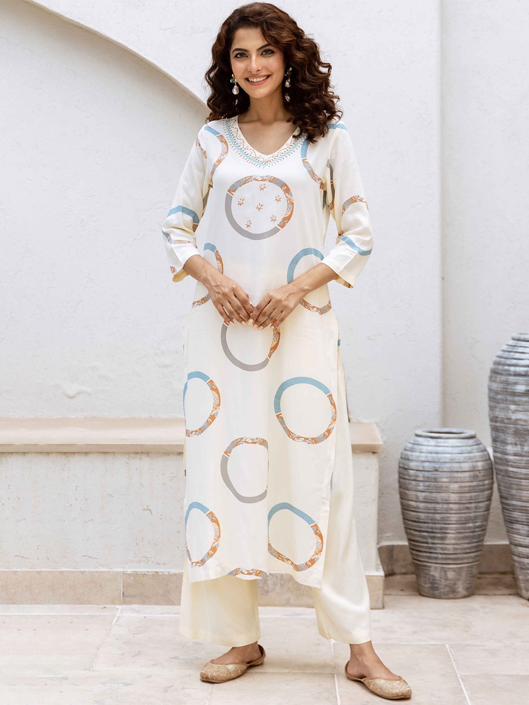 

DIVASTRI Geometric Printed Sequinned Straight Kurta with Palazzos, Cream