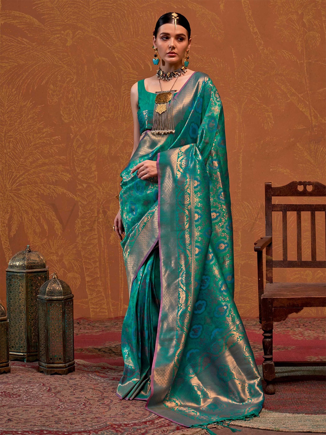 

Vardha Women Ethnic Motifs Saree With Blouse Piece, Green