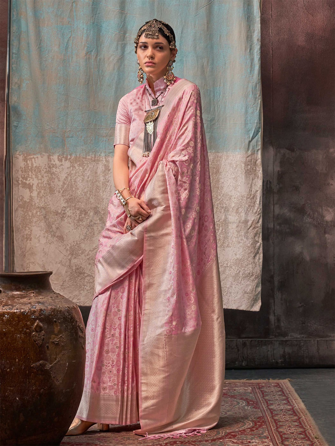 

Vardha Floral Woven Design Zari Banarasi Saree, Pink