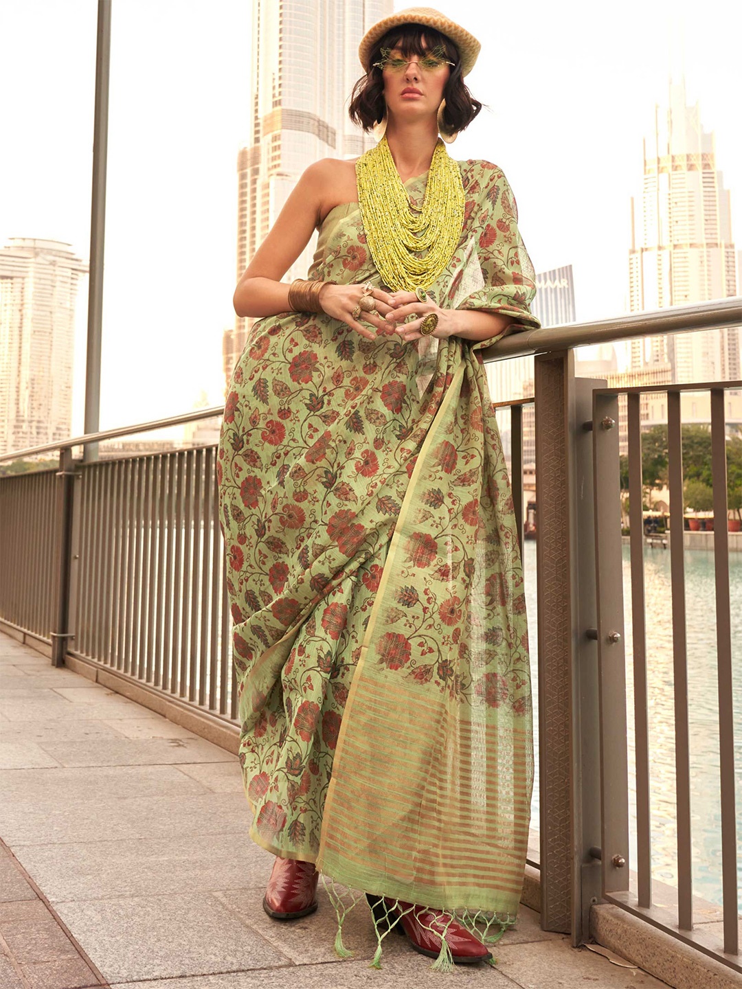 

Vardha Women Floral Jamdani Saree, Green