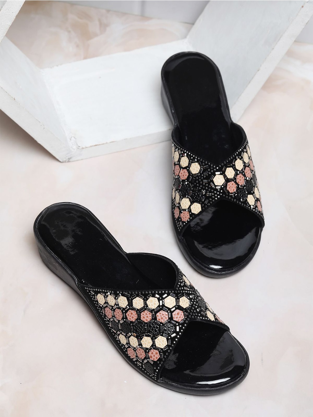 

FABBMATE Women Printed Wedge Heels Sandals, Black