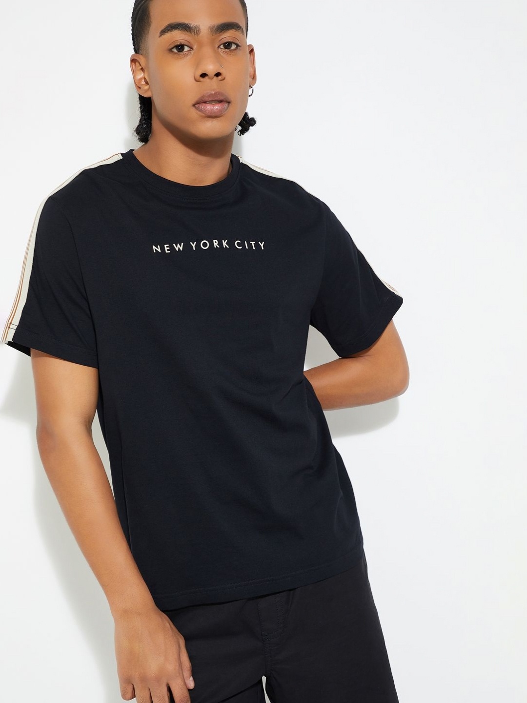 

max Men Typography Raw Edge T-shirt, Black