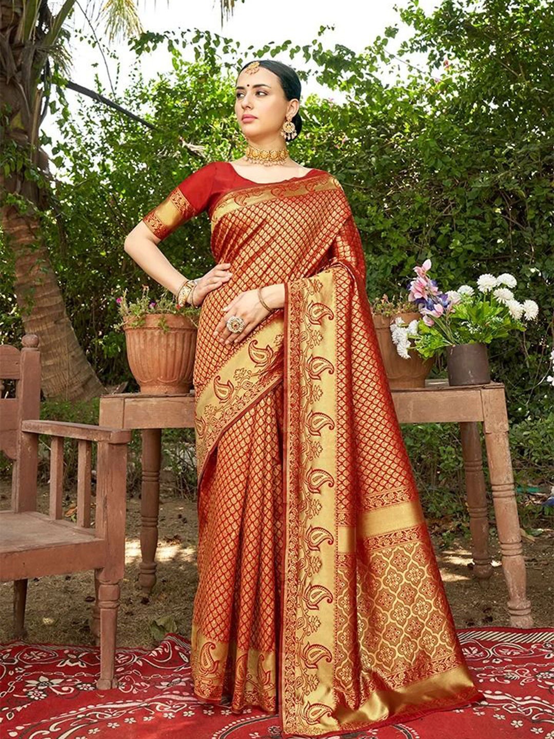 

APNISHA Woven Design Zari Pure Silk Saree, Maroon