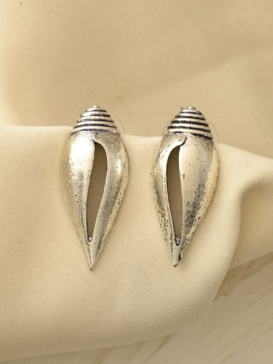 

STYYO Silver-Plated Contemporary Stud Earrings