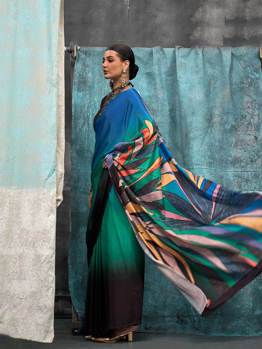 

Vardha Abstract Printed Saree, Blue