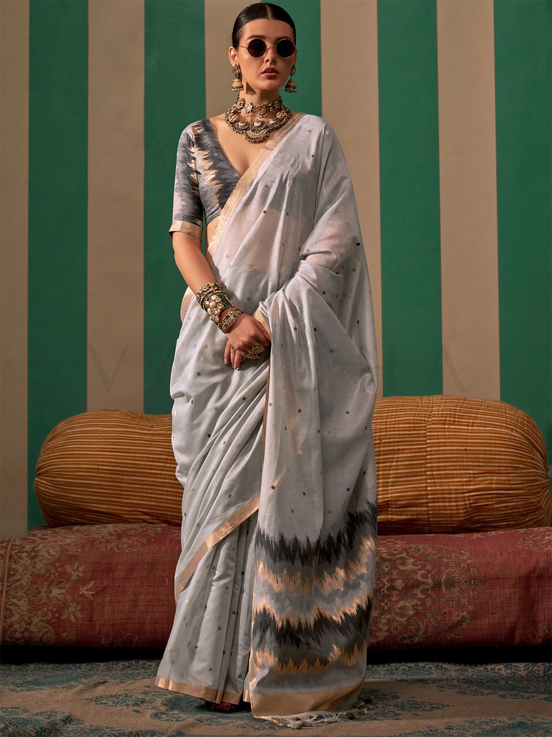 

Vardha Woven Design Zari Crepe Saree With Unstitched Blouse Piece, Grey
