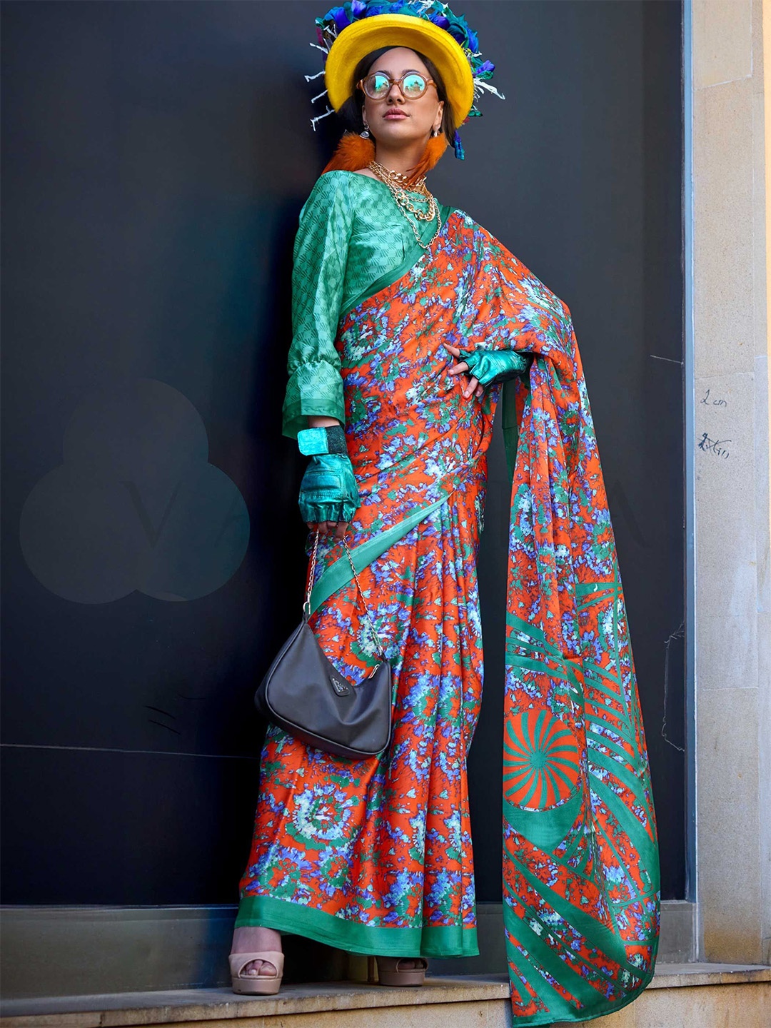 

Vardha Abstract Printed Saree, Blue