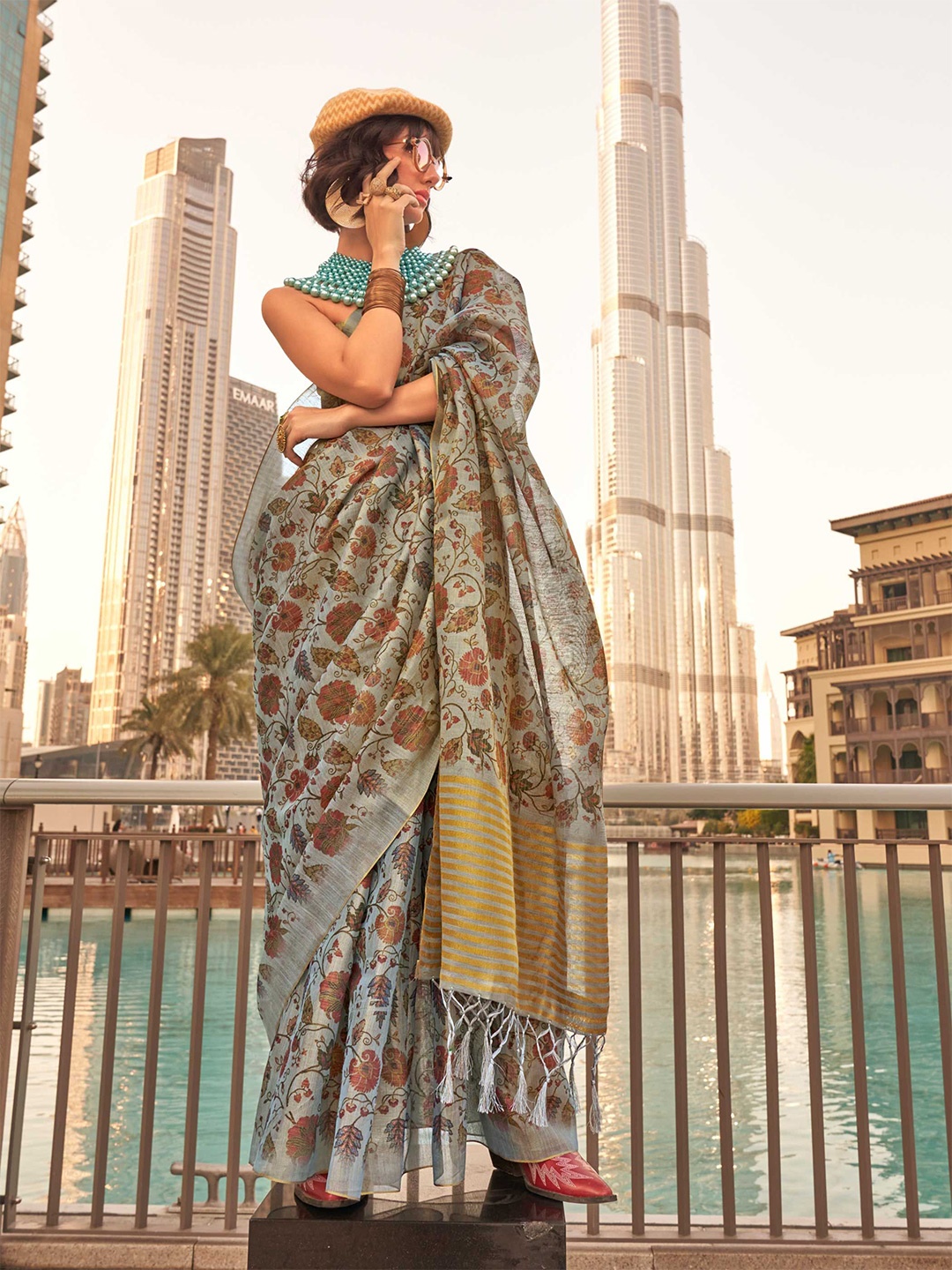 

Vardha Floral Woven Design Jamdani Saree, Grey